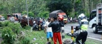 Tiga Tewas, Laka Maut Bus – Colt Diesel Box – Motor di Jalur Ngawi – Solo