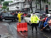 Hujan,Sengatan Terik Matahari dan Hamburan Debu Tetap Semangat Ngatur Arus Lalu Lintas