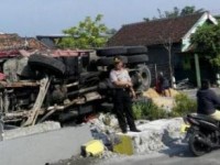 Truk Terbalik Nyeruduk Median Jalan