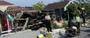 Truk Terbalik Nyeruduk Median Jalan