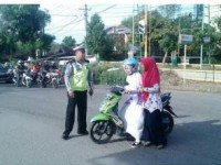 Pengemudi Motor Wajib Gunakan Helm