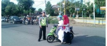 Pengemudi Motor Wajib Gunakan Helm