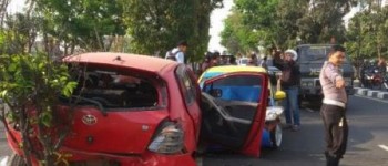 Sopir Ngantuk, Mobil Nyeruduk Mobil Parkir dan Motor