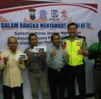 Sat Lantas Polres Jember Berikan Hadiah  Pemohon SIM Yang Lahir Ditanggal 17 Agustus